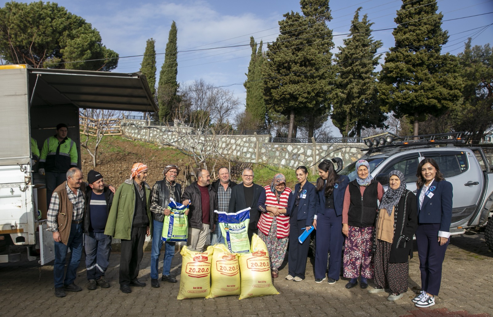 Guzelbahce Belediyesi Nden Ciftcilere Destek (2)