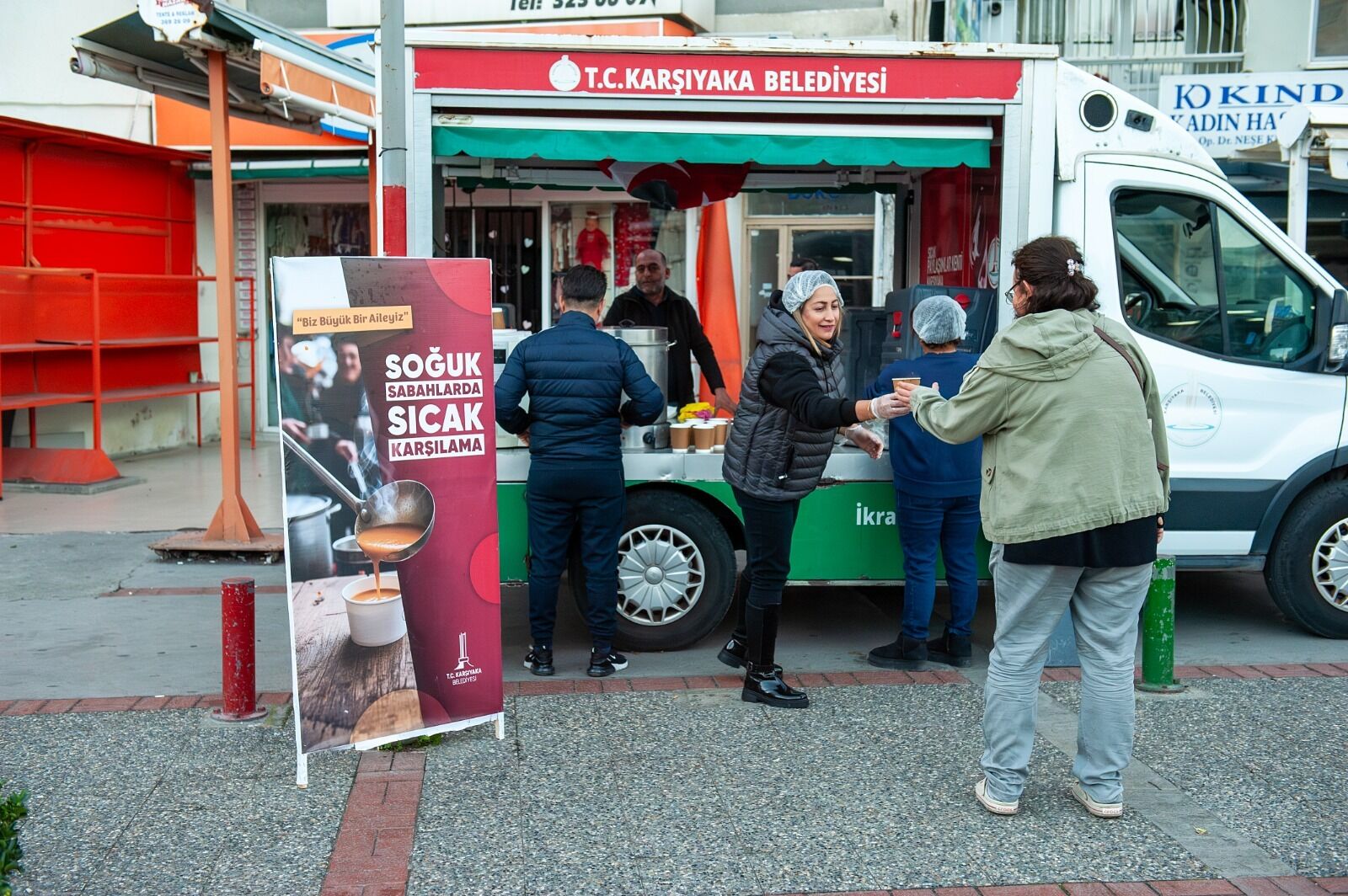 Karsiyakada 15 Bin Kisiye Sicak Corba Ikrami (2)