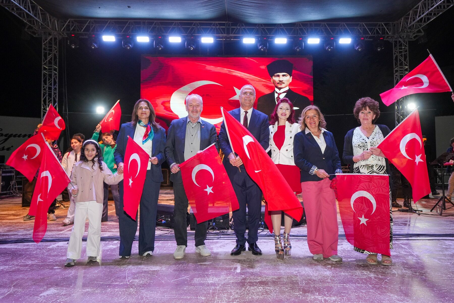 Gaziemir’de 19 Mayıs Kutlamaları Aslı Güngör Konseriyle Başladı (5)
