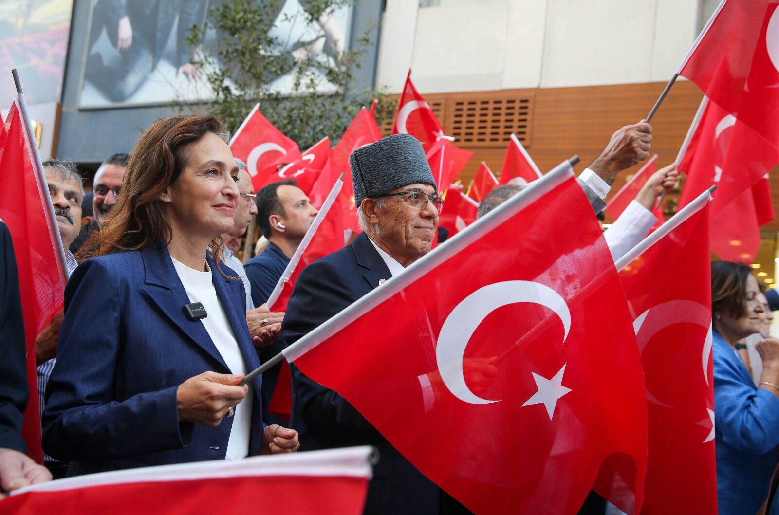 Karşıyaka’da gazilere saygı yürüyüşü