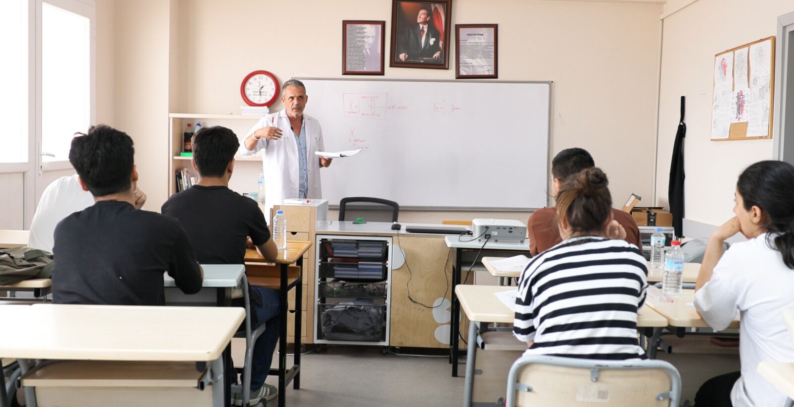 BAYRAKLI’DA EĞİTİME ANAOKULUNDAN ÜNİVERSİTEYE KADAR DESTEK