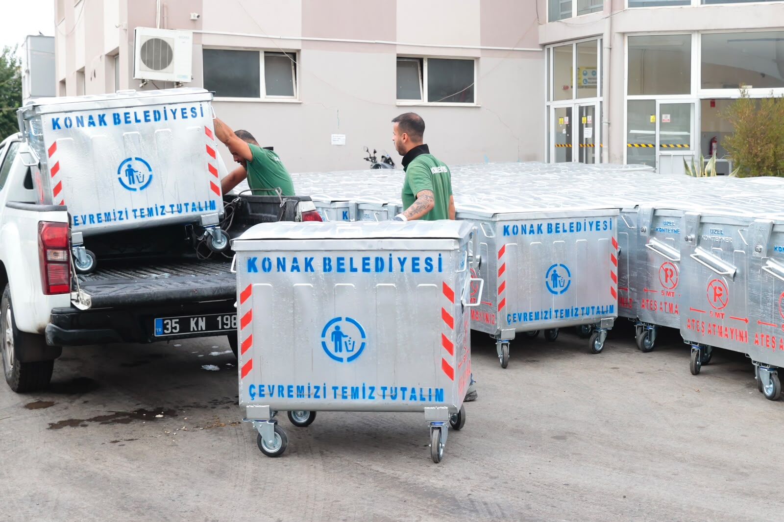 Konak’ta Konteynerler Yenilenmeye Devam Ediyor (13)