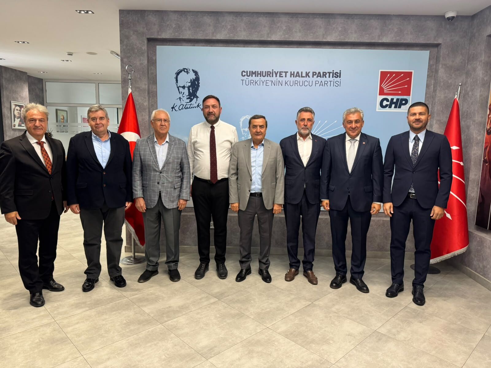 CHP İZMİR’DE ESKİ BELEDİYE BAŞKANLARI SAHAYA İNİYOR