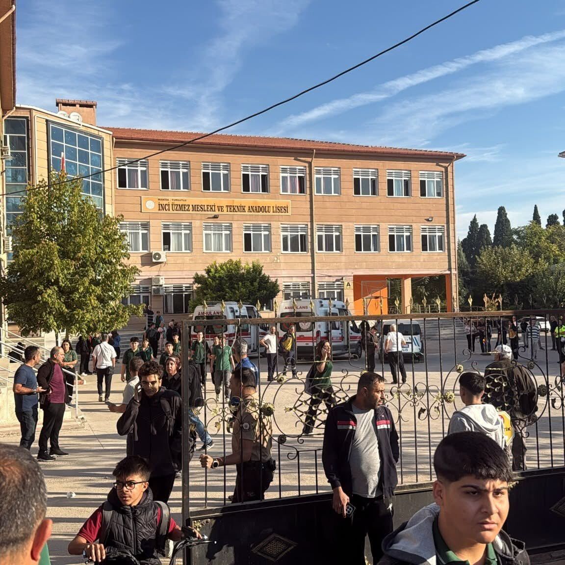 TURGUTLU’DA OKUL ÖNÜNDE SİLAHLI SALDIRI: YARALILAR VAR, SALDIRGAN YAKALANDI