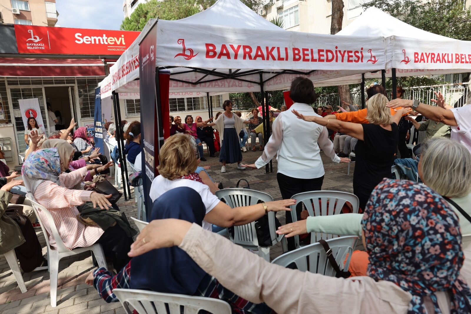 Bayrakli’da Yaşlilar Günü Çeşi̇tli̇ Etki̇nli̇llerle Kutlandi (8)