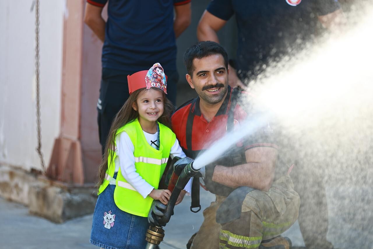 Efes Selçuk’lu Mi̇ni̇klerden İtfai̇ye Haftasi’nda Anlamli Zi̇yaret (7)
