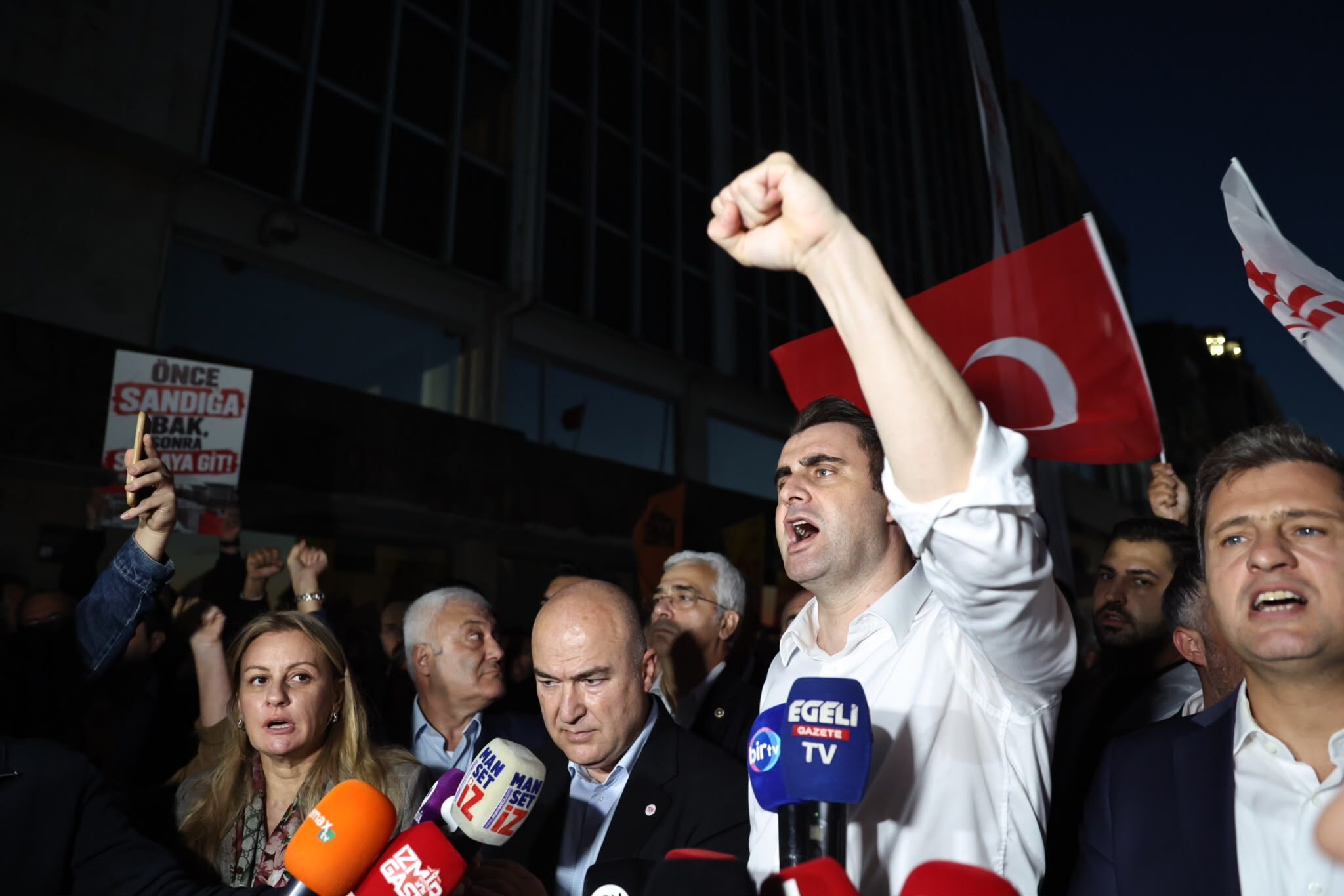 Tugay'a Istifa Çağrısı (4)